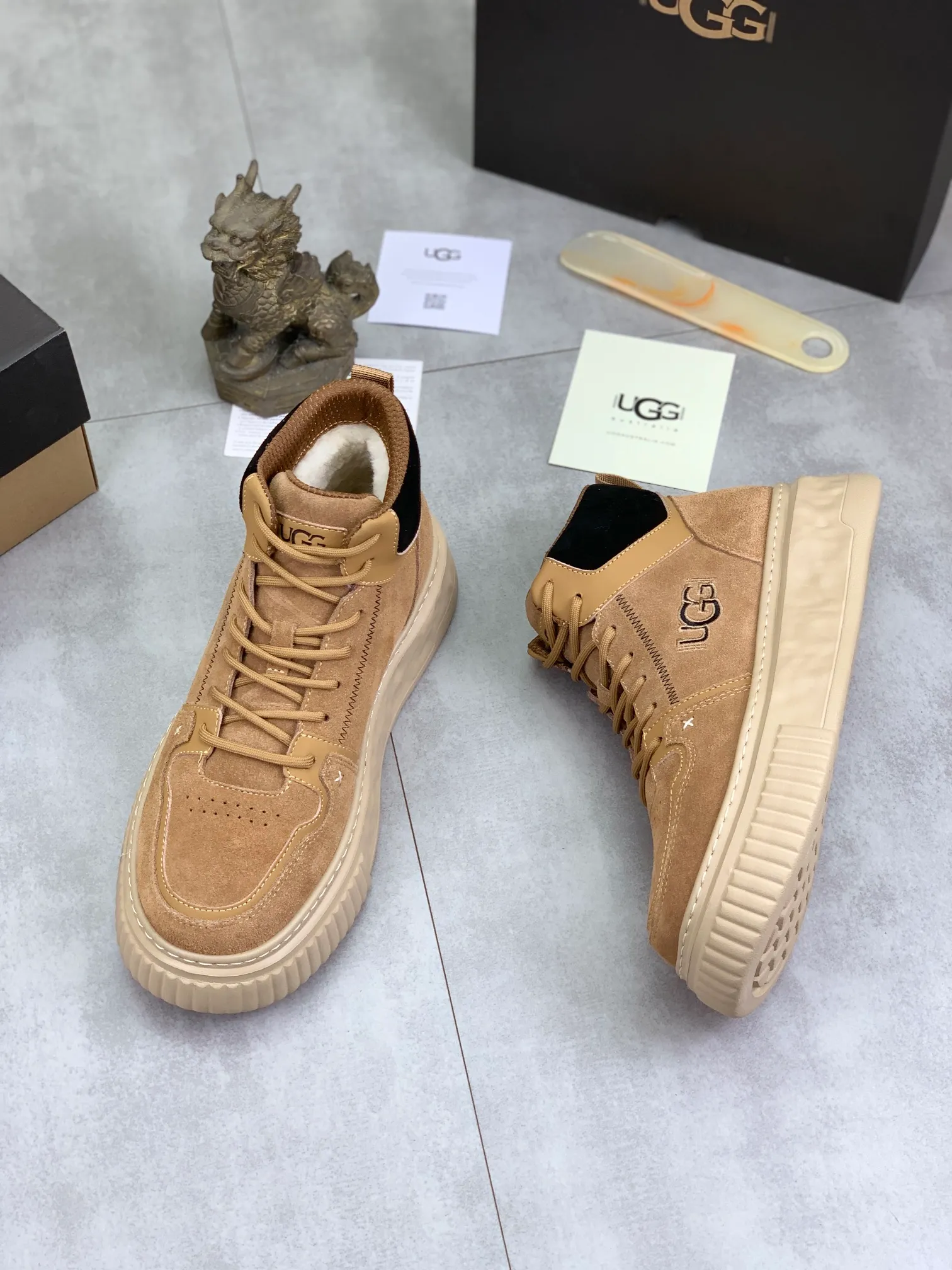 Men's shoes 💰P640 [New style] 💰 🆘 "Real wool" [UGG] 👉The popular men's shoes are synchronized with the official website 🔰The quality of the genuine products [satisfied] is not comparable to the imitations in the general market 🌀The upper is imported Italian frosted cowhide, and the lining is: foot pad 🅰️ grade 🐑Real wool👻Only Grade A can show the effect The hand feels smooth and delicate 🔱The shoe shape is grand, only genuine manufacturers can achieve it 🎄The perfect toughness of the original outsole 👻⬛️ can allow customers to bid farewell to one-time consumption. Real wool lining, super warm. Available in brown or gray. Number of yards: 39-44